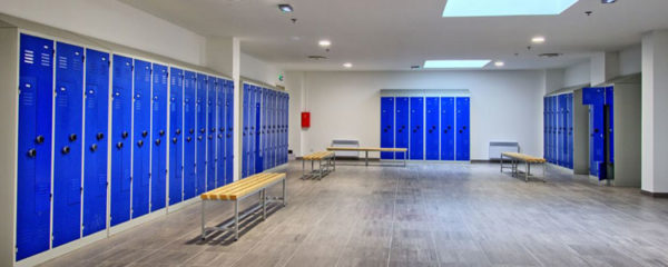 Grand vestiaire dans une salle prévue à cet effet